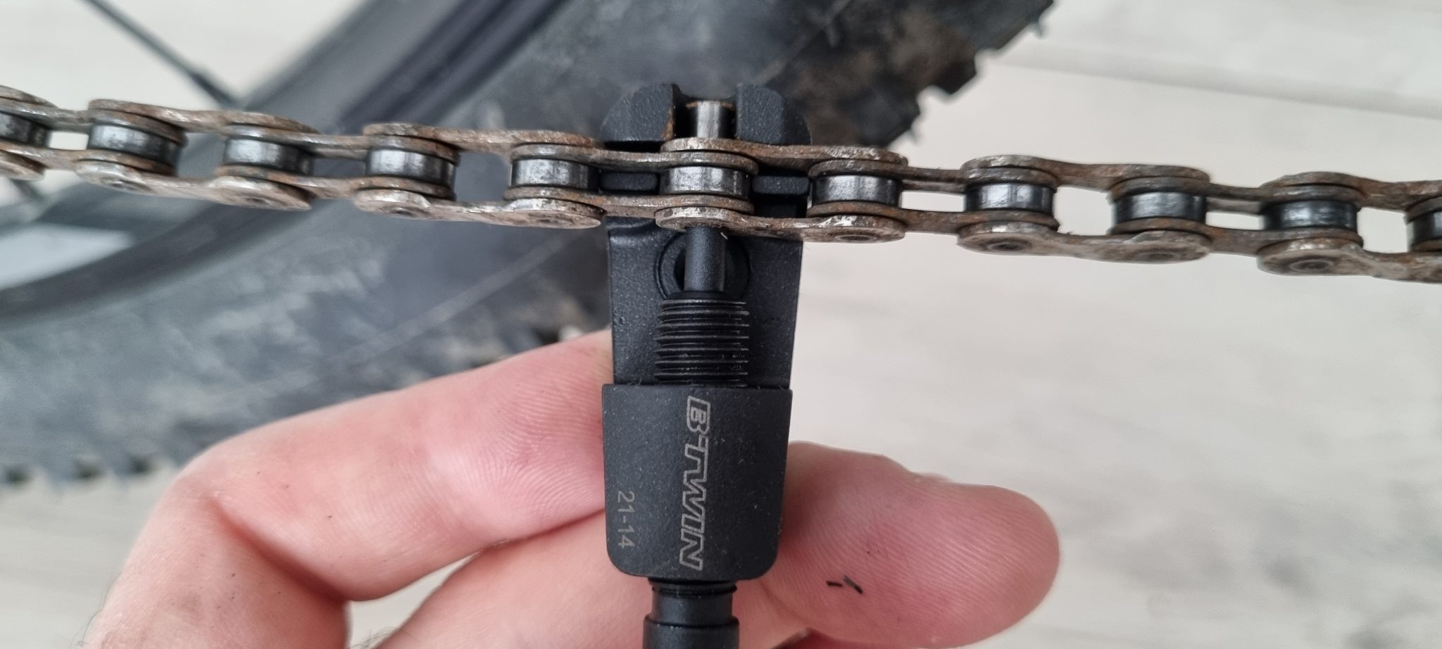 bicycle chain master link removal